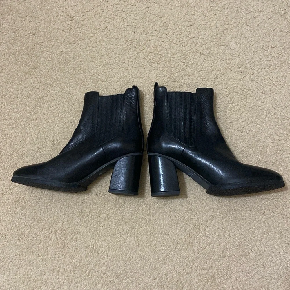 NWOB LA PETITE MAISON Women's Pull-on Ankle Boots Size 37.5